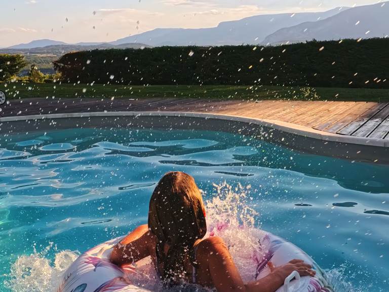 saut dans la piscine du Manoir avec vue panoramique sur les montagnes