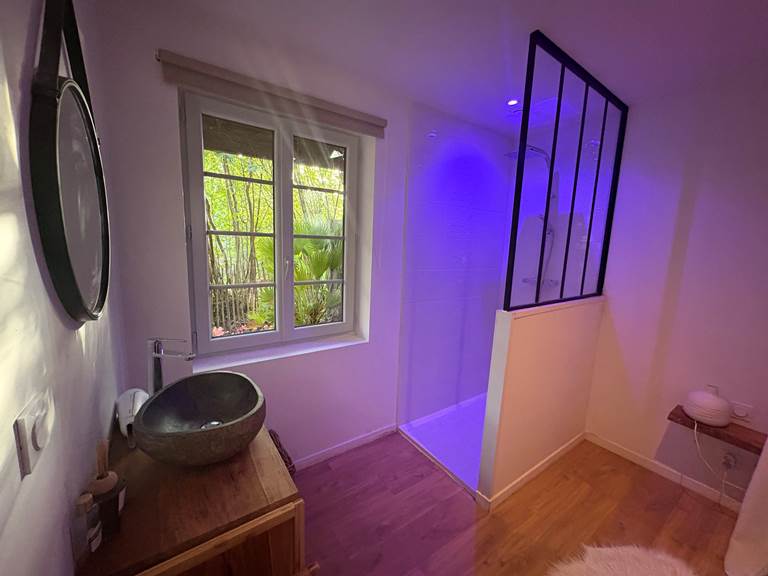 salle-de-bain-pmr-lumineuse-gite-le-lijaly-bournezeau-vendee-accessible.jpg