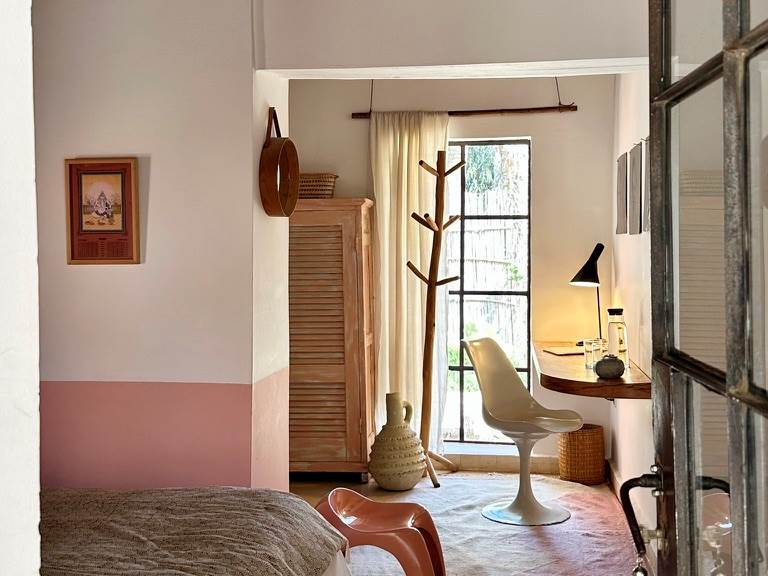 Dans cette suite, un espace bureau conduit discrètement au dressing puis à la seconde chambre...