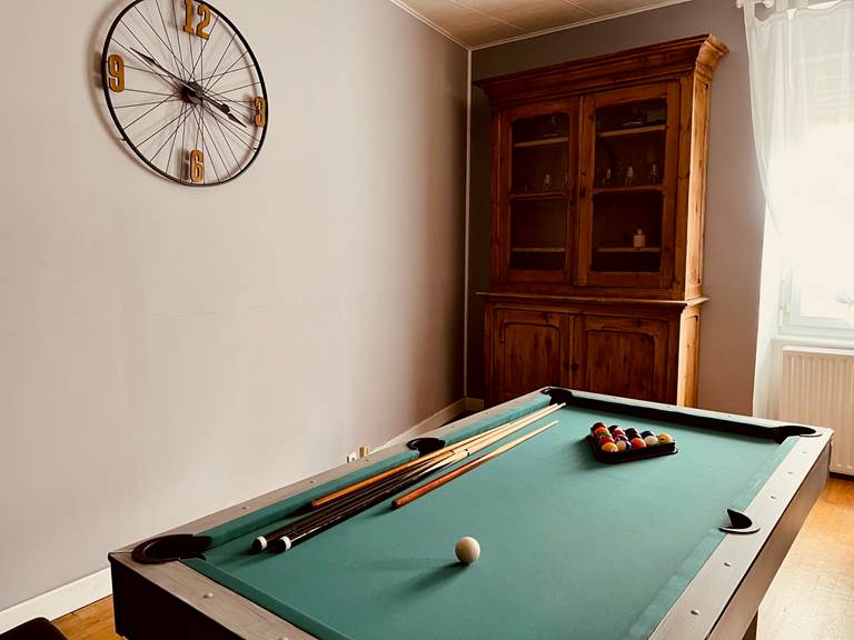 salle à manger avec table/billard