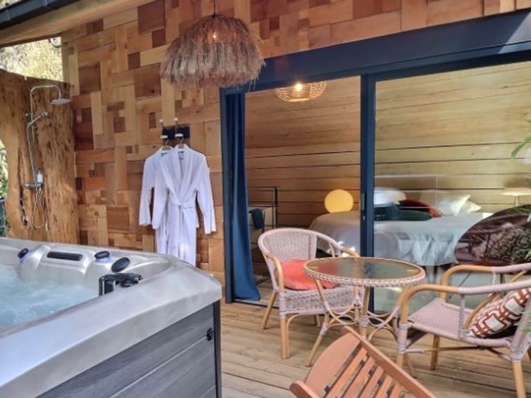 Terrasse du chalet avec spa et douche extérieure