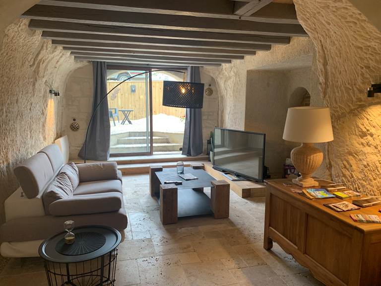 salon-troglodyte-ecran-plat-gite-couple-jacuzzi-chinon