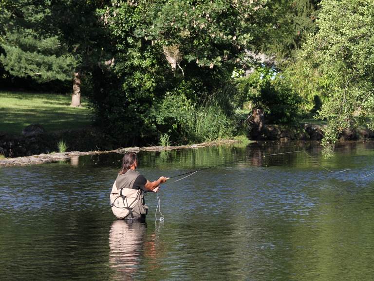 pêcheur au lancé dans la Vienne photo B.Barlet - hébergement Pêche 87120