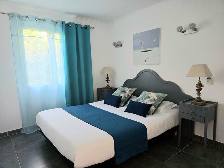 chambre-roya-bleu-azur-saint-florent-