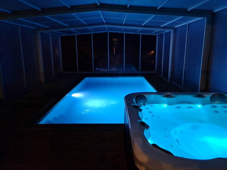 gite-le-lijaly-piscine-couverte-chauffee-vendee.jpg