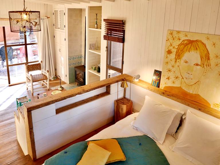 La chambre principale de la Suite Taabiha ouvre sur le salon et la terrasse privative