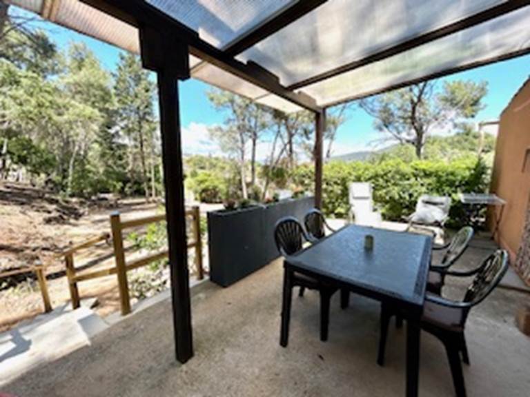 Terrasse privative vue pinède