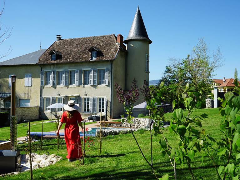 Gite de charme au pied du Grand Colombier. Idéal pour un séjour en famille à 1h de Genève et 1h20 de Lyon.