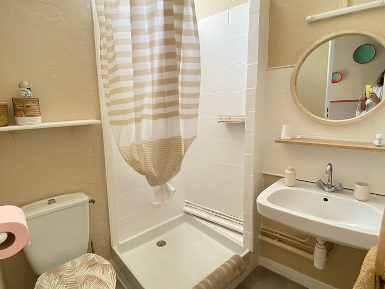 Salle de bain chambre 115