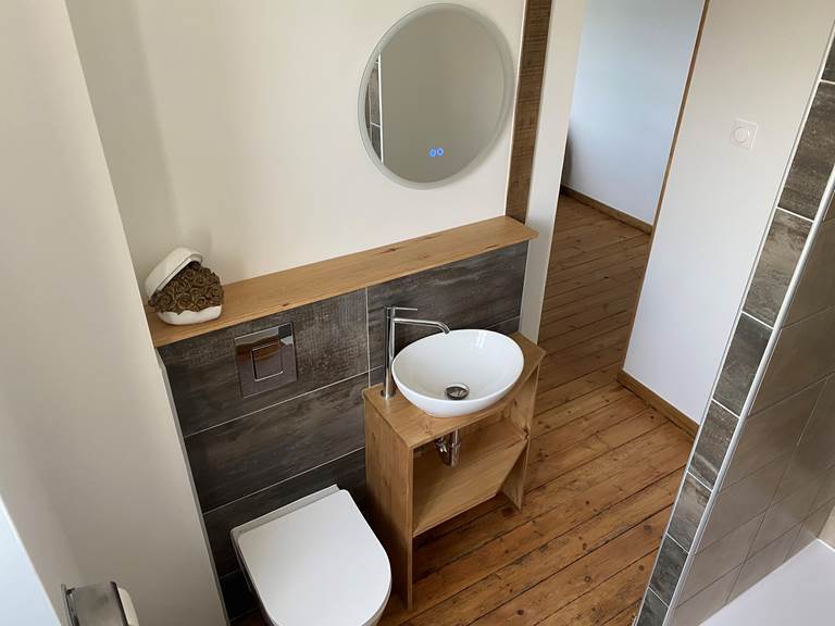 Photo de la  salle de bain de la Chambre Suisse - Chambres d'hôtes La Grange Richard à Dinsac