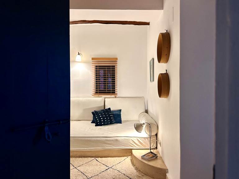 La seconde chambre se love dans une alcove, ici dans une version canapé très confortable...