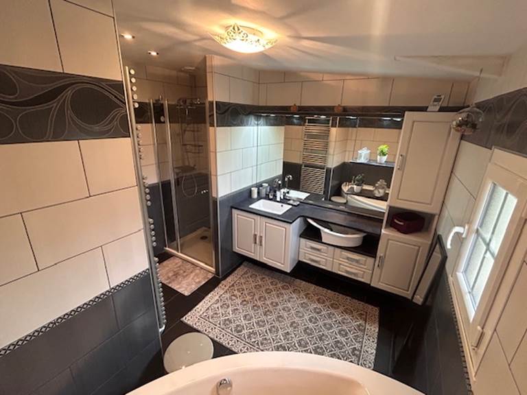 salle de bain-douche-baignoire-rez de chaussée