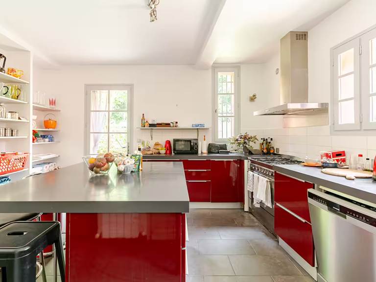 la cuisine et son ilot central de la Villa Chandra