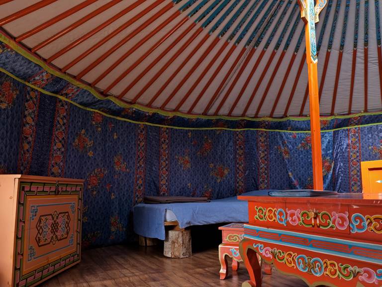 Yourtes kirghizes, tentes volantes, etc. en camping durable
