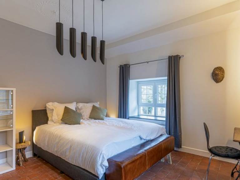 Slaapkamer met uitzicht op de Amel - Chambre à coucher avec vue sur l’Amblève - Schlafzimmer mit Amelblick - Bedroom with view over the Amblève river