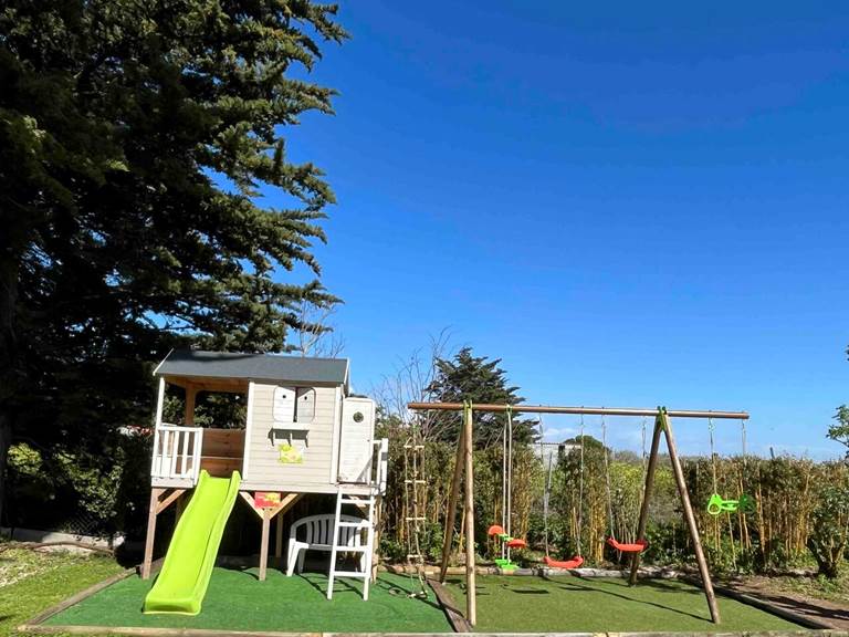 Logis-Les-Trois-Moulins-Ile-de-Ré-espace-enfant-Cabane-Balançoire
