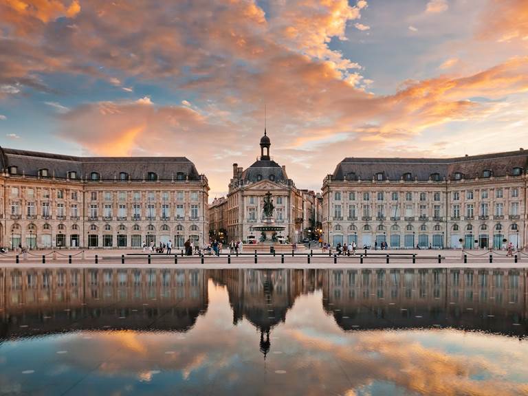 Bordeaux, place de la Bourse (source: https://www.churchillbordeaux.com/places/place-de-bourse/)