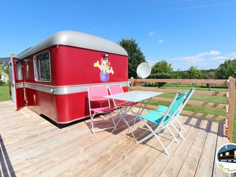 16 Gite la chevalerie 49170 roulotte loge des clowns