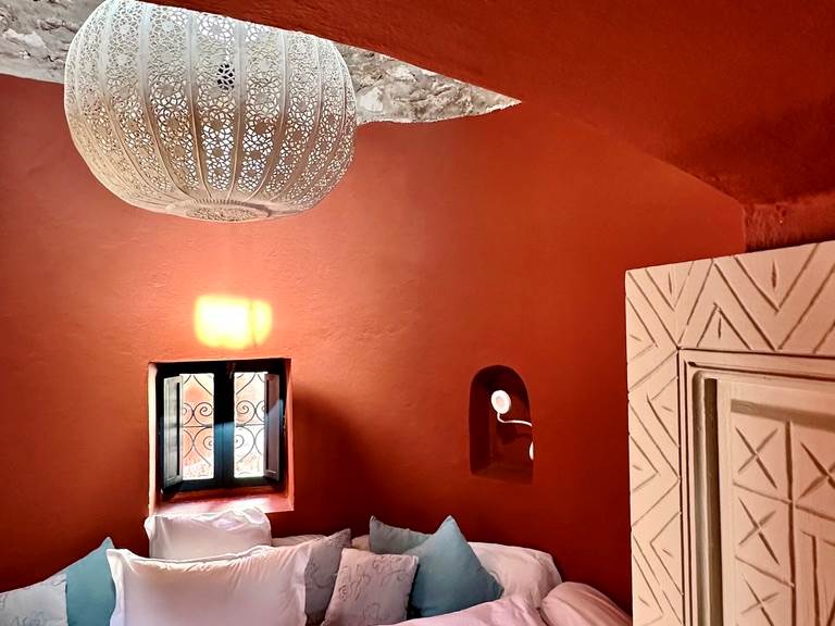 La seconde chambre de la suite est lovée dans une tourelle aux jolies nuances dans ses matériaux.