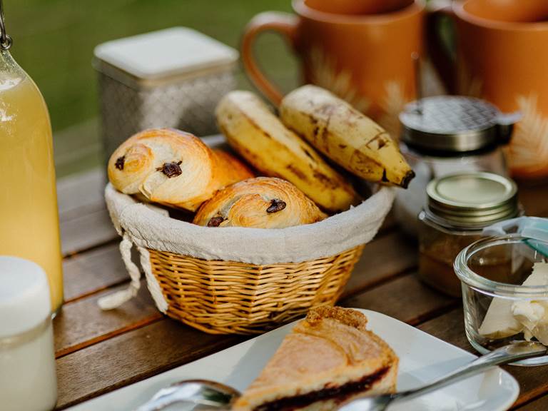 Petit déjeuner copieux servi sur votre terrasse