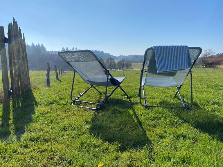 Les terres de la chouette, dans le jardin les transats vous attendent pour un bain de sérénité