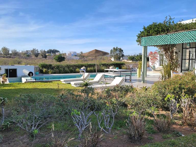 La villa est entourée d'un grand jardin paysagé avec soin...