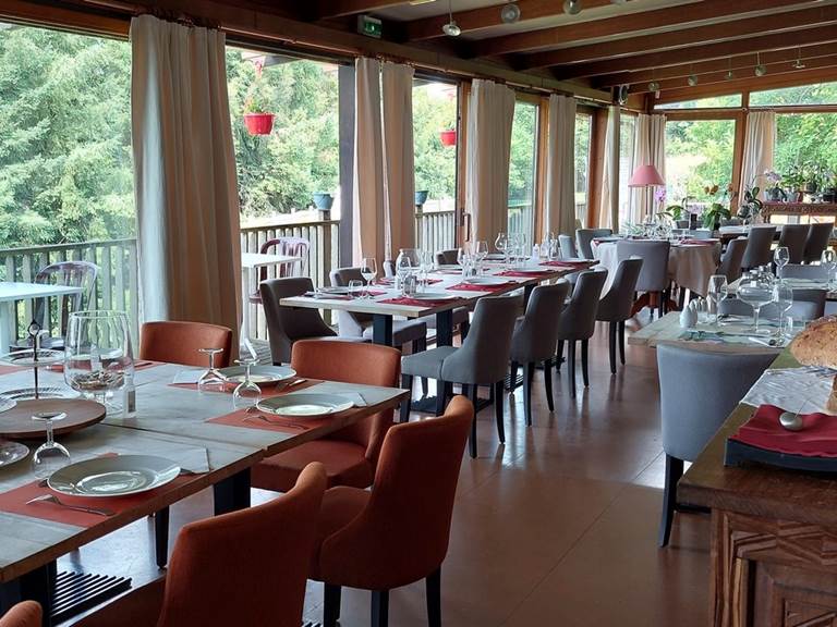 Salle de restaurant avec vue panoramique juillet 2023