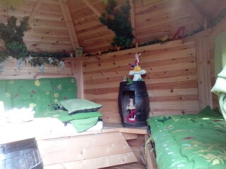 4 couchages sur banquettes et matelas avec sacs de couchages et draps de couchages