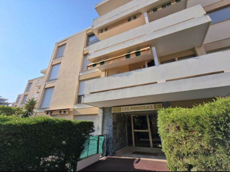 ID 105 Cannes immeuble