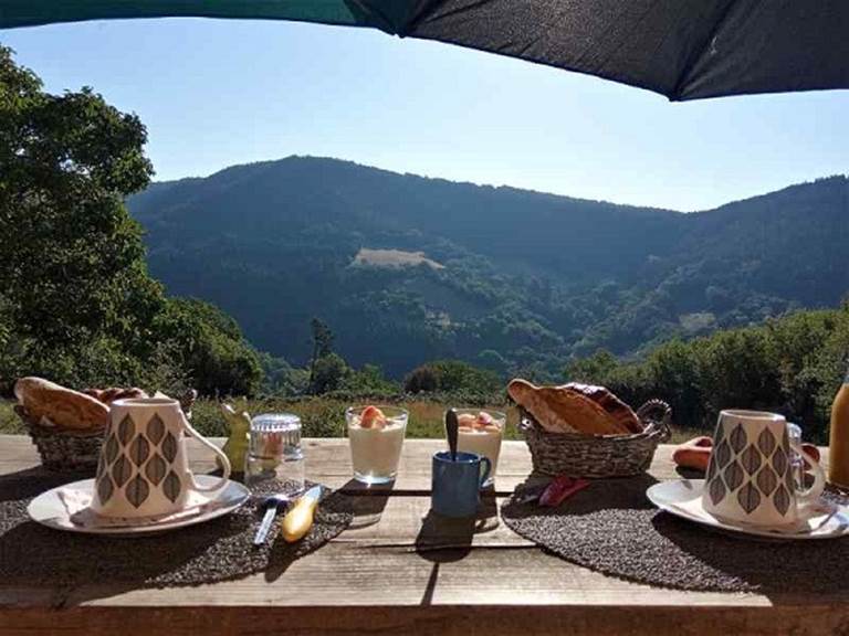 petit déjeuner en terrasse chambre Orzals - La Villa des Raspes
