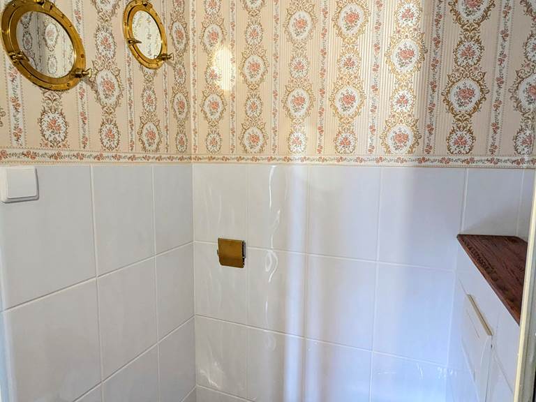 Water closet at Secret de Campagne, Jaulnay Gites de Famille.