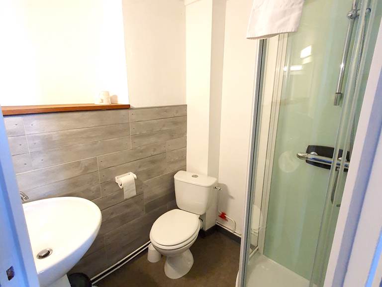 grenier des rousses chambre renard salle de bain séparée comprenant douche, lavabo, toilettes et sèche cheveux