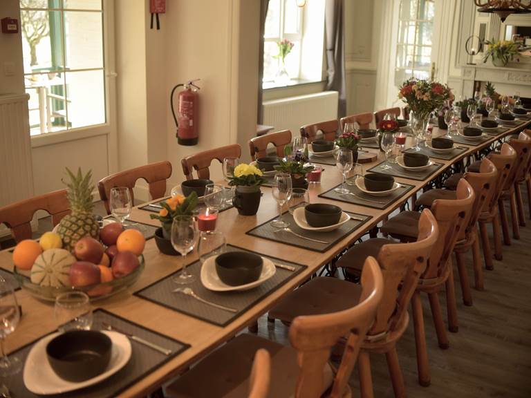 Groot eettafel in massief eik voor groepsmaaltijden en vergaderingen