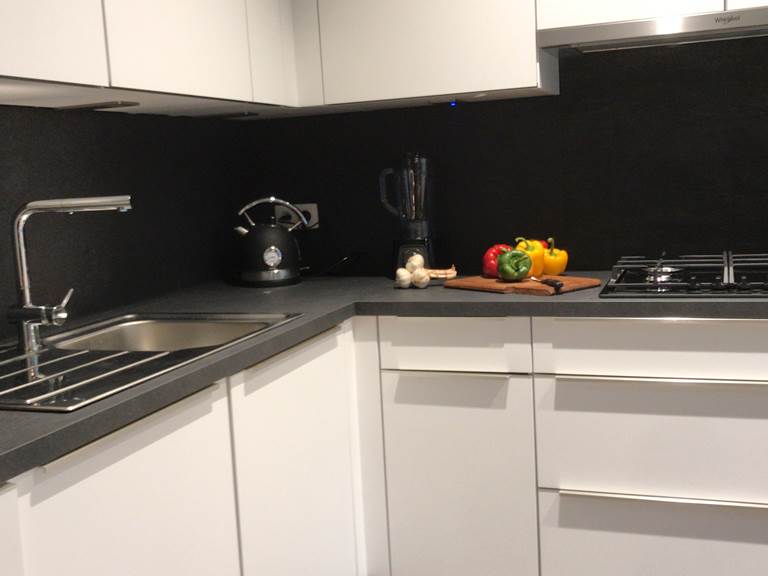 Grote keuken met dubbele voorziening - Grande cuisine avec équipements dédoublés - Große Küche mit doppelter Ausstattung - Large kitchen with double amenities