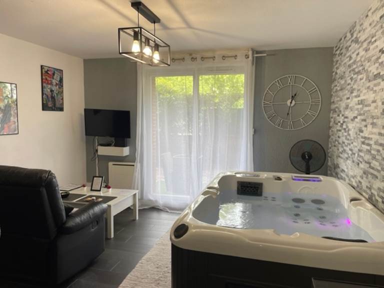 Salon avec jacuzzi privatif