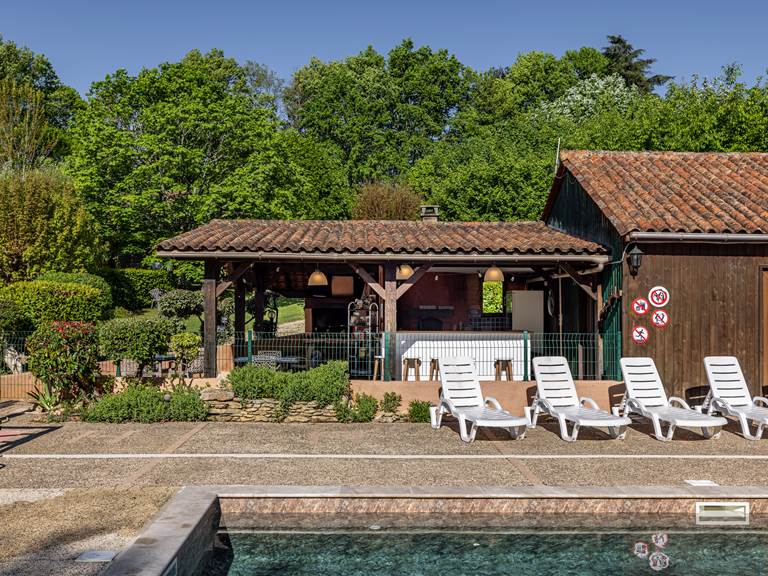 Piscine près de la terrasse