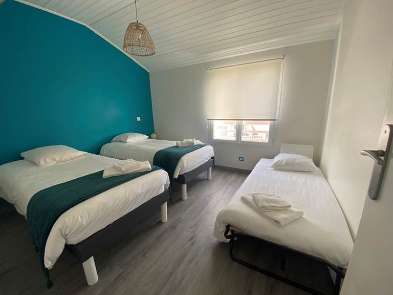 lit d'appoint dans une des deux chambres de la pêcherie