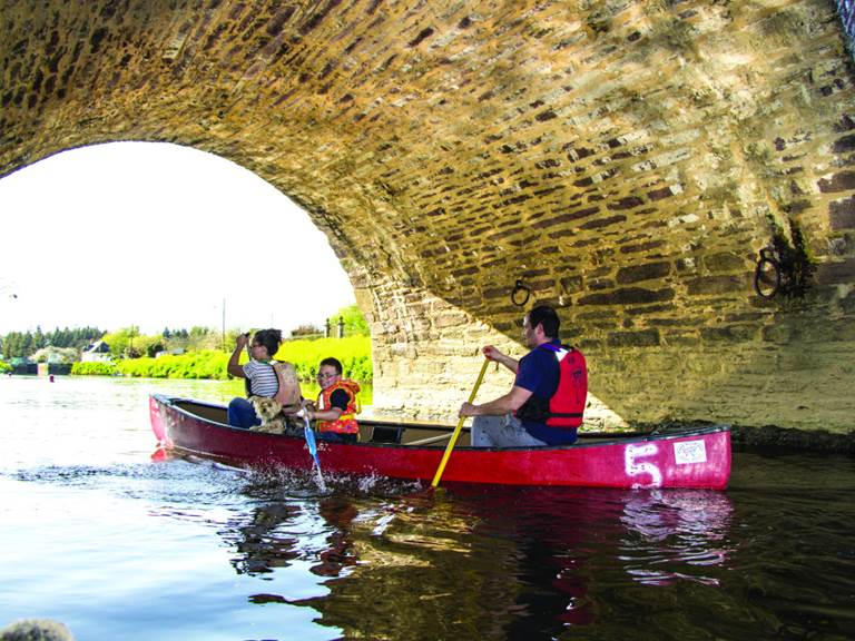 Balade en famille en canoë 3 places sous les arches du pont de Pont-Réan