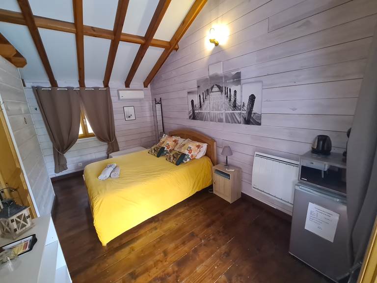 chambre asco avec un grand lit en 160cm