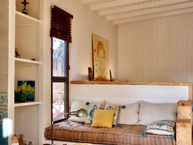 La cabane se compose tout d'abord d'un salon qui ouvre sur la chambre principale