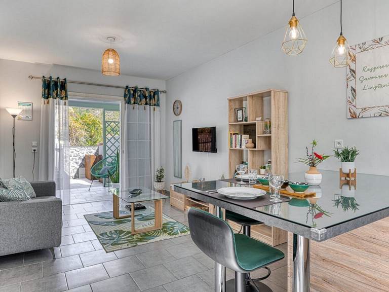 Salon et coin repas de l’appartement Bambou à Hell-Bourg, meublé de tourisme à Salazie, La Réunion.
