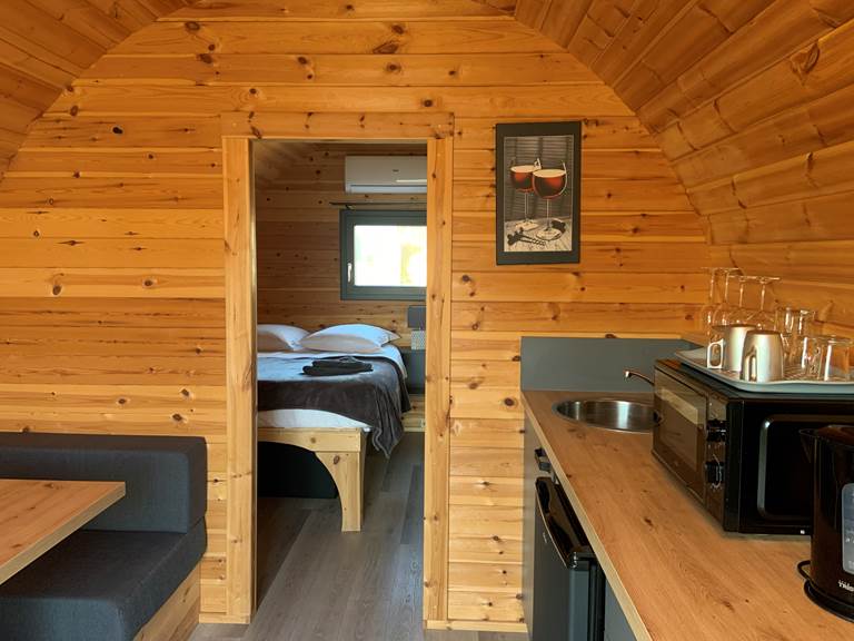 camping-vacances-bungalow-booking-airbnb-en famille-avec enfant-lac-burger-couple-insolite-a boire-a manger-vue-bourogne-route des vins-tourisme-confort-repas-terrasse-camping car-famille-enfants-visites-activités-france-autoroute-reserver-planifier-organiser-baignade-pêche-découverte