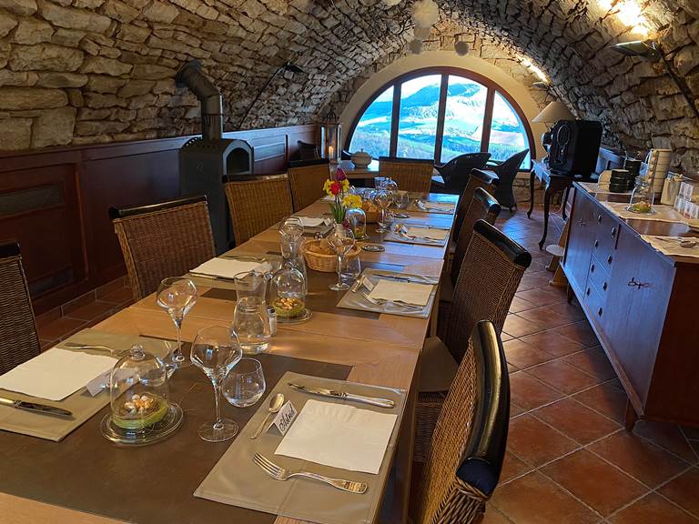 Salle voutée petits déjeuners et tables d'hôtes