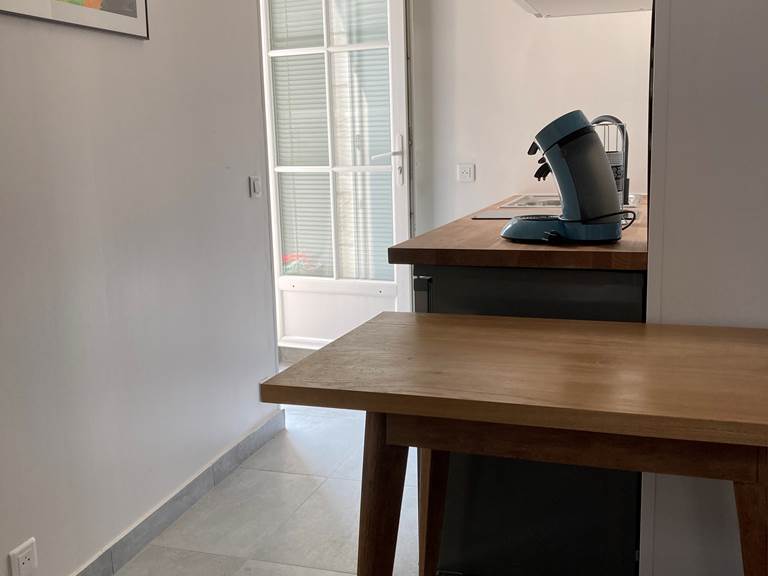 Cuisine du studio – Équipements modernes et ambiance cosy Plaque vitrocéramique, lave-vaisselle, rangements astucieux et décoration soignée pour un séjour sans contrainte au cœur de l’île de Ré.