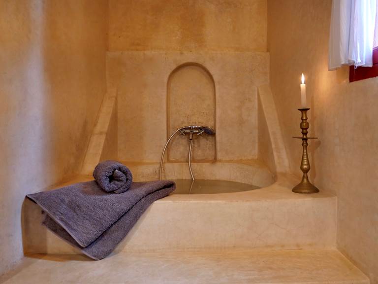 chambre Akal, baignoire ronde en tadelak