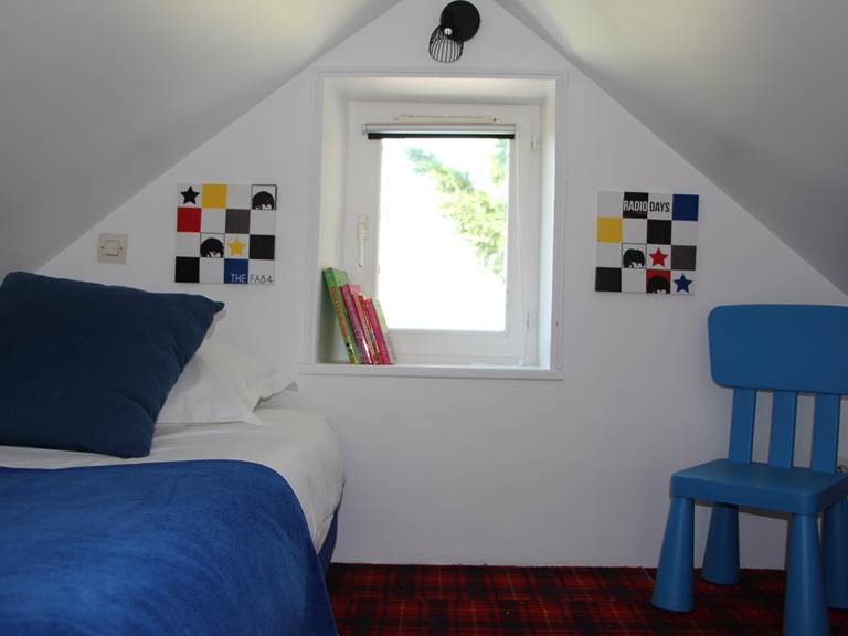 gie_de_france_sarthe_la_fleche_maisonnette-chambre_enfant_bleue