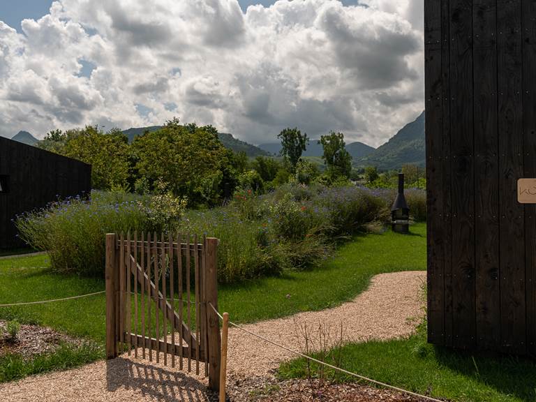 Cabane avec vue sur la montagne