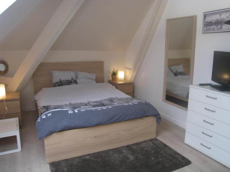 CHAMBRES-GUEBWILLER-Chambre-Double-avec-Salle-de-Bains-Privative-2-personnes-Le-Lit