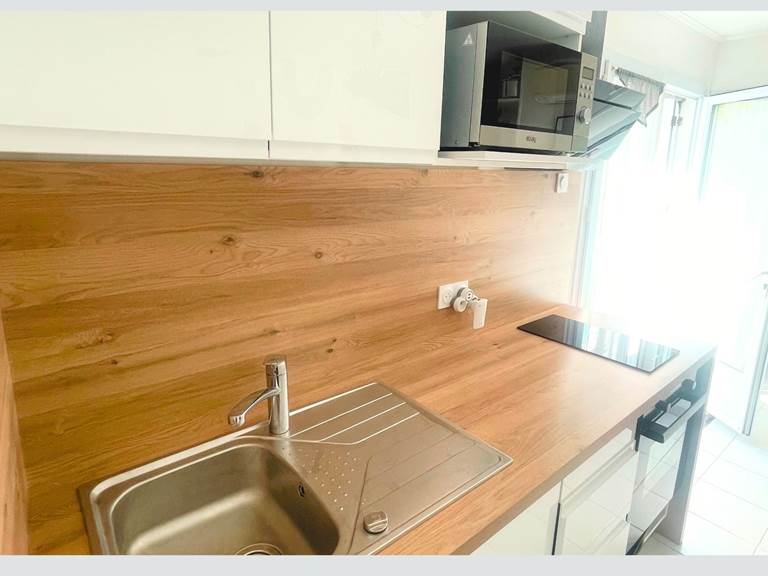 Maison Réthaise 2 – Cuisine pratique et design Un espace clair et parfaitement équipé : four, plaque, lave-vaisselle, micro-ondes. Le confort du quotidien à deux pas du marché médiéval.