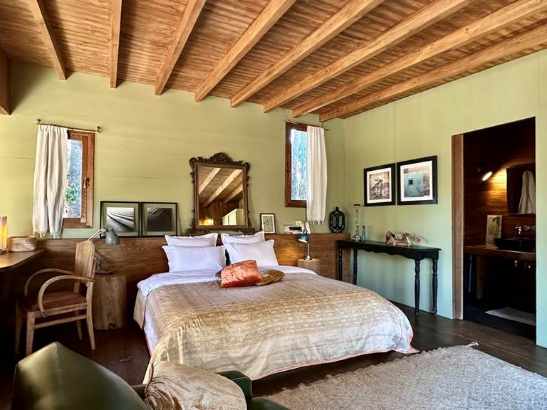 A Baoussala, tous les détails qui composent son atmosphère unique sont chinés au Maroc, à Essaouira pour la plupart! Demandez nos adresses, nous partageons nos coups de coeurs et artistes avec plaisir!